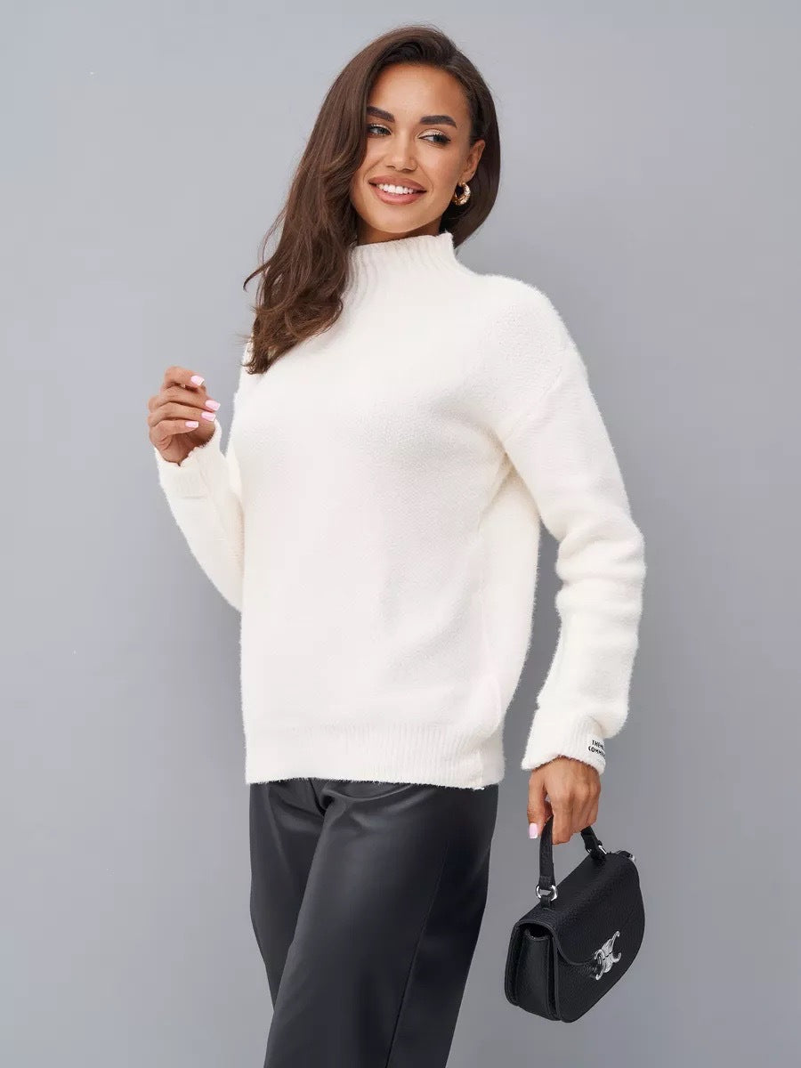 Kvinders højhalset sweater lavet af blød strik Stilla
