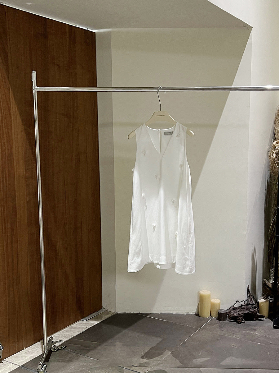 Dame ærmeløs top med kunstnerisk broderedesign og elegant V-udskæring Stilla