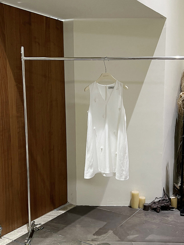 Dame ærmeløs top med kunstnerisk broderedesign og elegant V-udskæring Stilla