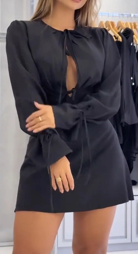 Damen mini kjole med raffineret snor og elegante smock ærmer Stilla