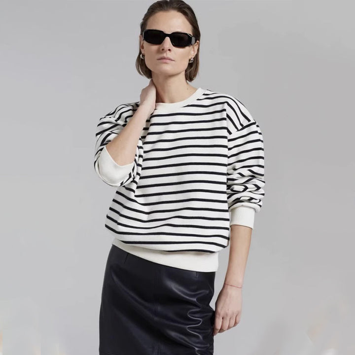 Dame stribet sweatshirt med innovativt snit og afslappet pasform Stilla