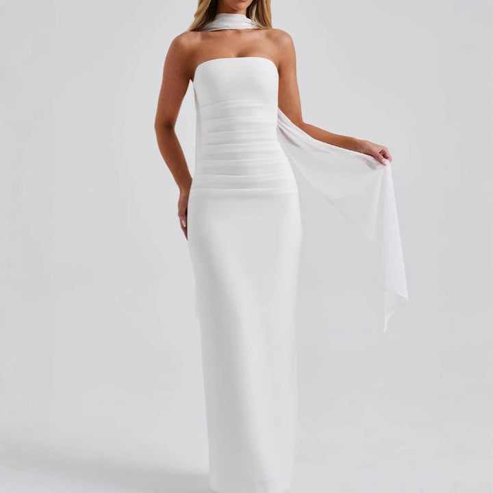 Kvinders lange aftenkjole med elegant off-shoulder design og bløde ruffles