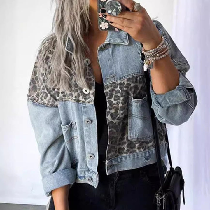 Kvinders fashionable denimjakke med læderelementer og iøjnefaldende mønster Stilla