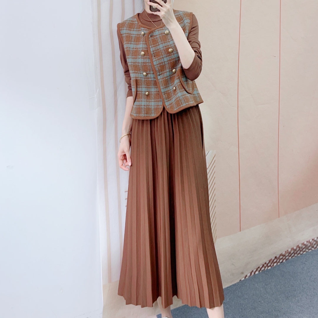 Dame Plisseret Maxikjole med moderne Oversized-Veste-Design og elegante Knapdetaljer Stilla