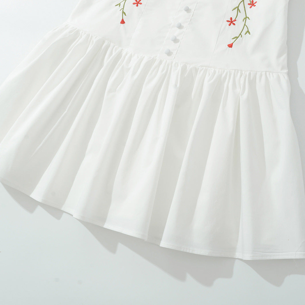 Dame legende fritidskjole med fine ruffle detaljer og blomster broderi design Stilla