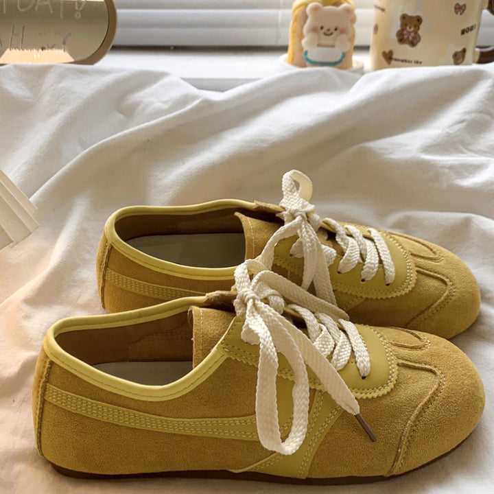 Dame Sporty Sneakers i Velourslæder med åndbare indsatser og særligt blød sål Stilla