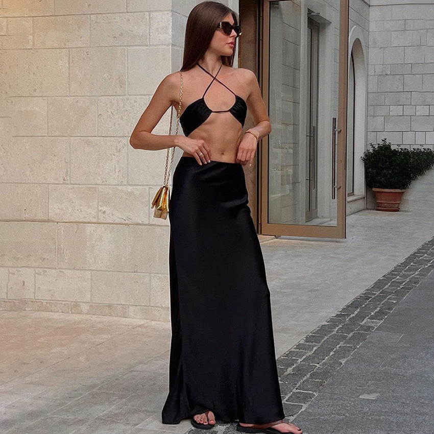 Dame sæt bestående af off-shoulder top og svajende satin nederdel Stilla