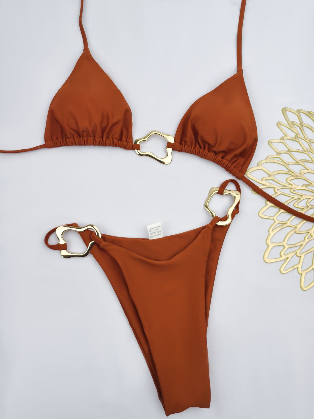 Dame bikini-sæt med elegant guld-detail og justerbare stropper Stilla