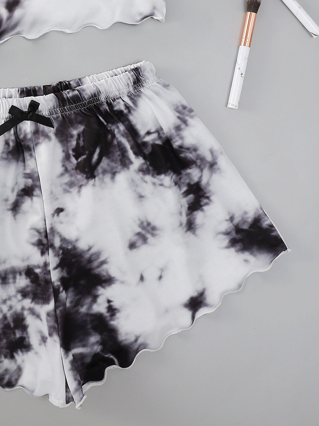 Dame pyjamasæt med drømmende print og elastisk bundle Stilla