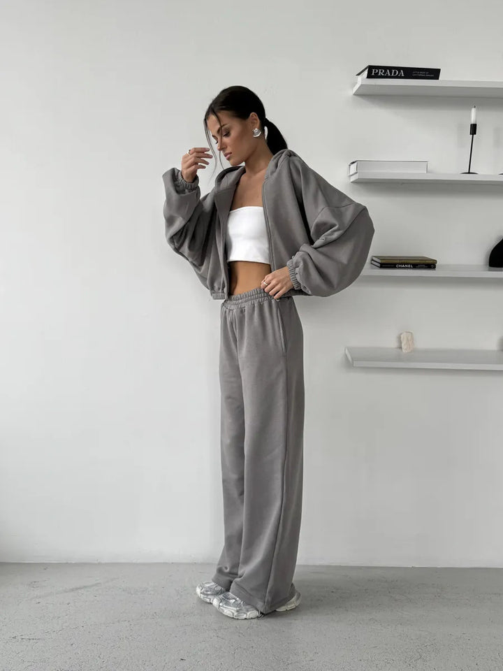 Kvindernes sporty loungewear sæt med brede bukser og hoodie Skovae