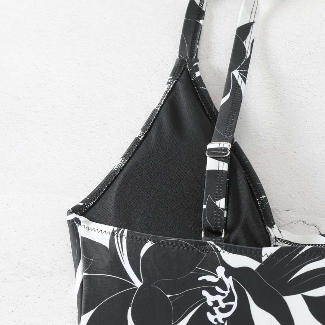 Dame et-delers badetøj med elegant blomsterdesign og moderne V-udskæring Skovae