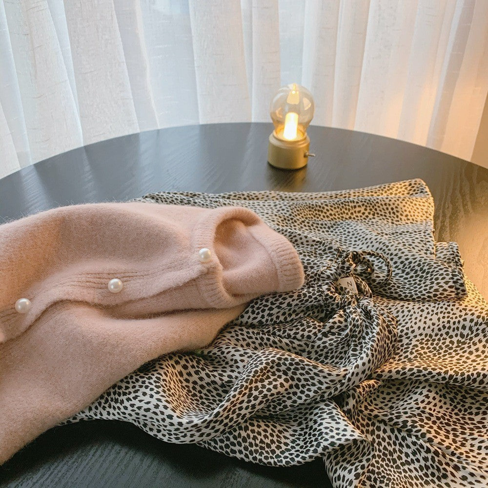 Kvinders cardigan med elegante perleknapper og moderne design Stilla