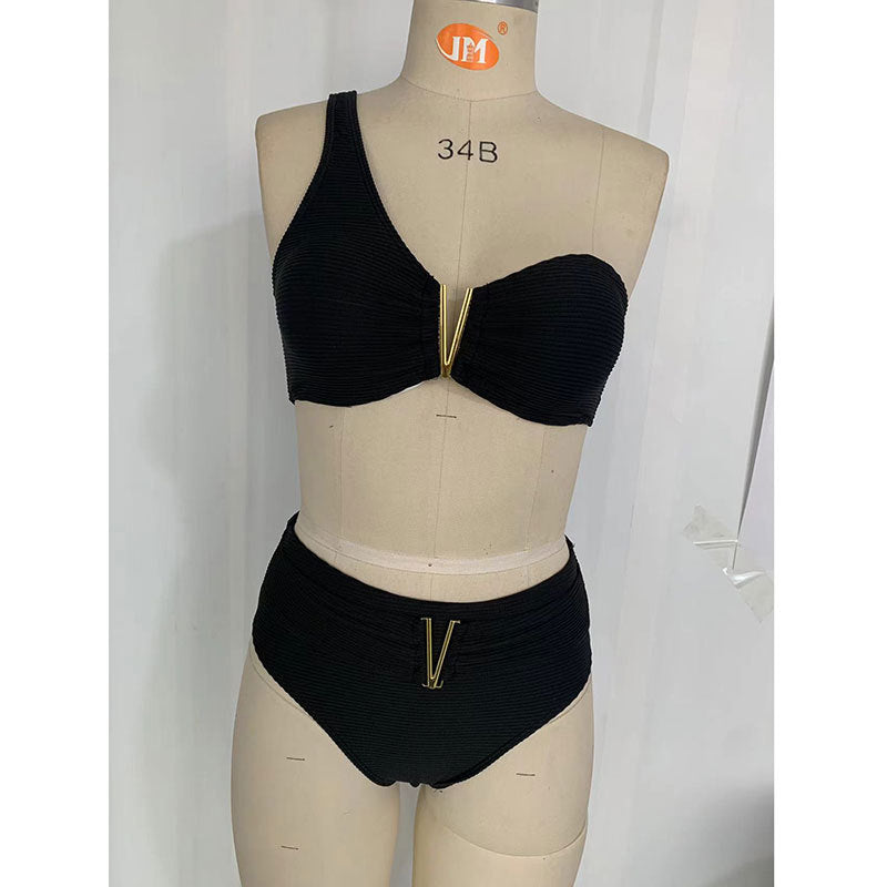 Dame højt skåret bikini sæt med asymmetrisk overdel og gyldne accenter Skovae