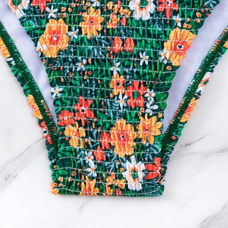 Dame Bandeau-bikini-sæt med florale rynkedelementer og gyldne dekorationer Stilla