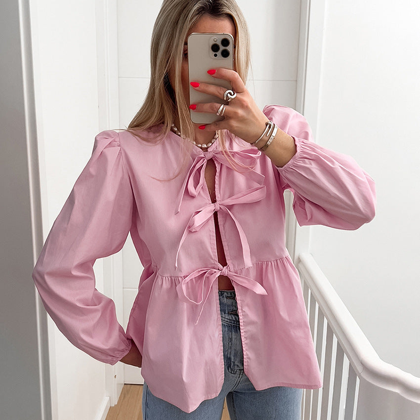 Damebluse med draperinger og dekorative sløjfer Stilla
