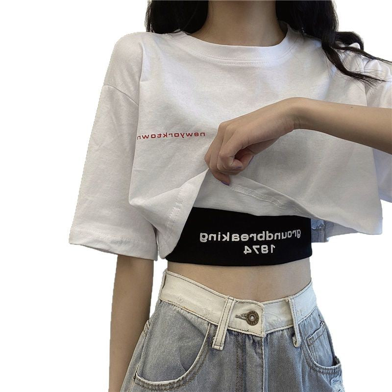 Kvinders cropped tank top med moderne bogstaver og figursyet snit
