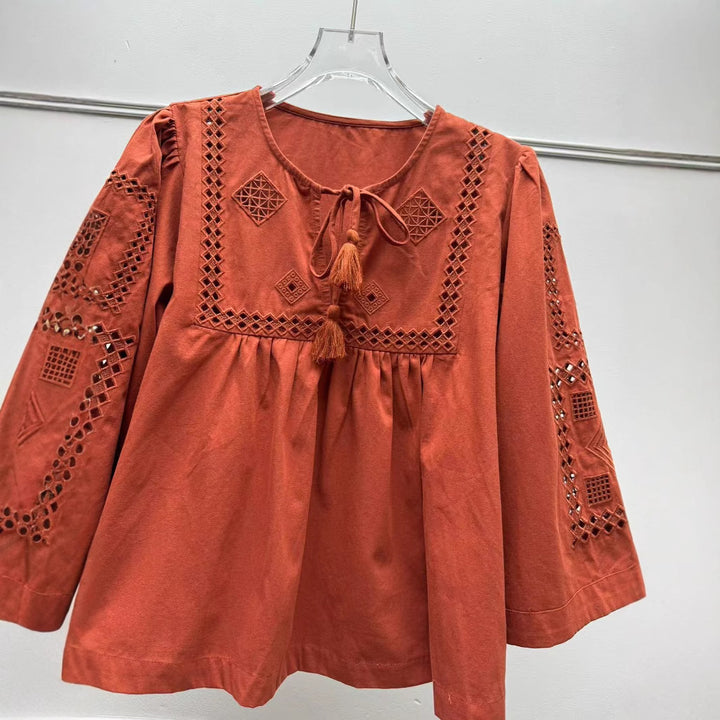 Damebluse med kunstneriske broderier og elegante kvaster Stilla