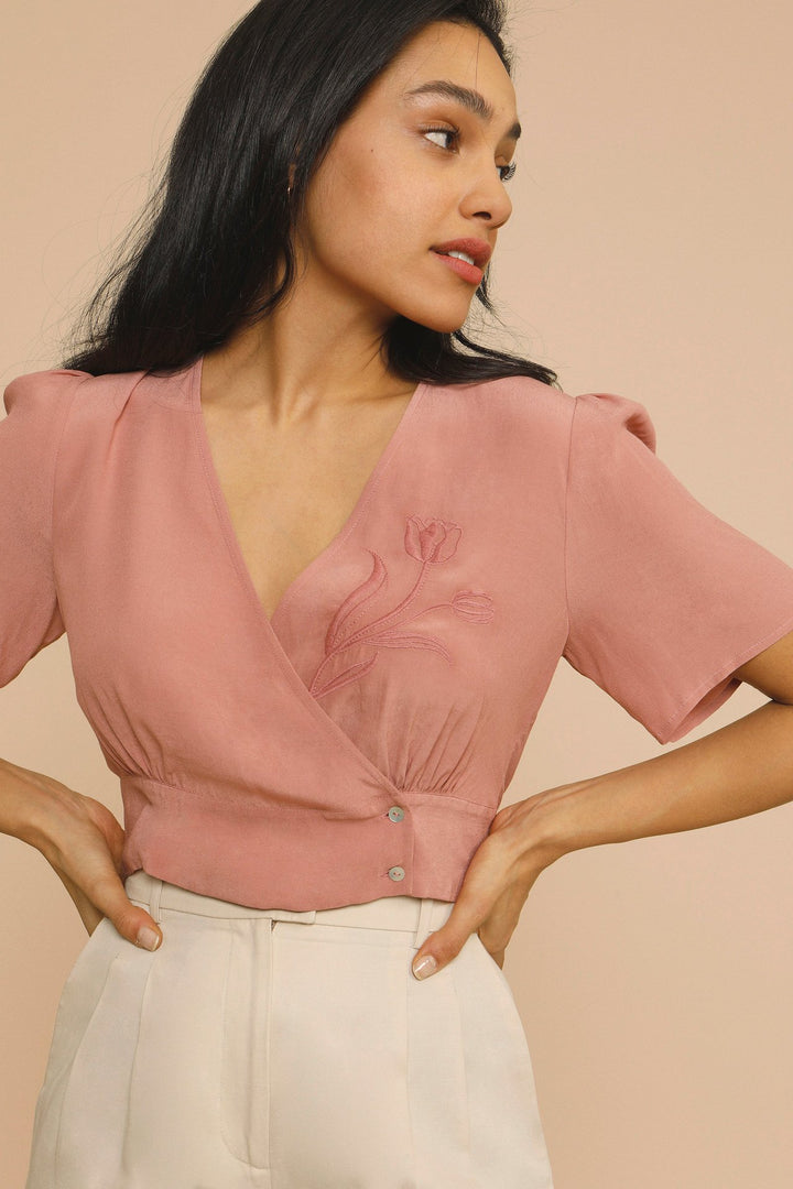 Dame Wrap-bluse med fin broderi Stilla