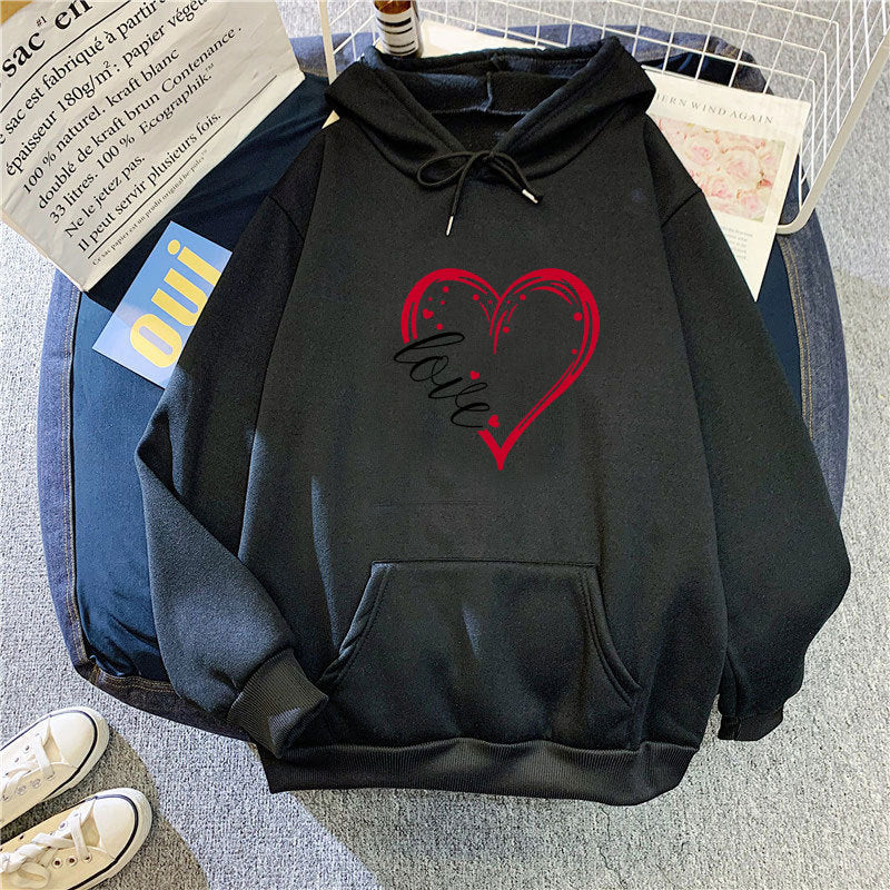 Kvinders hoodie med kreativ hjerteprint og blød indvendig foring Skovae