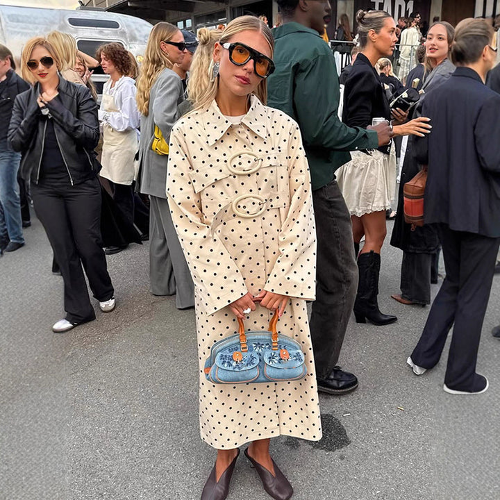 Dame trenchcoat med stilfulde prikker og mode detaljer Stilla