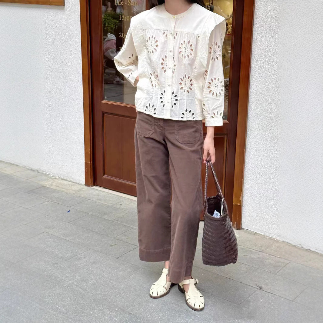 Damebluse med fin hulbroderi og dekorative knapper Stilla