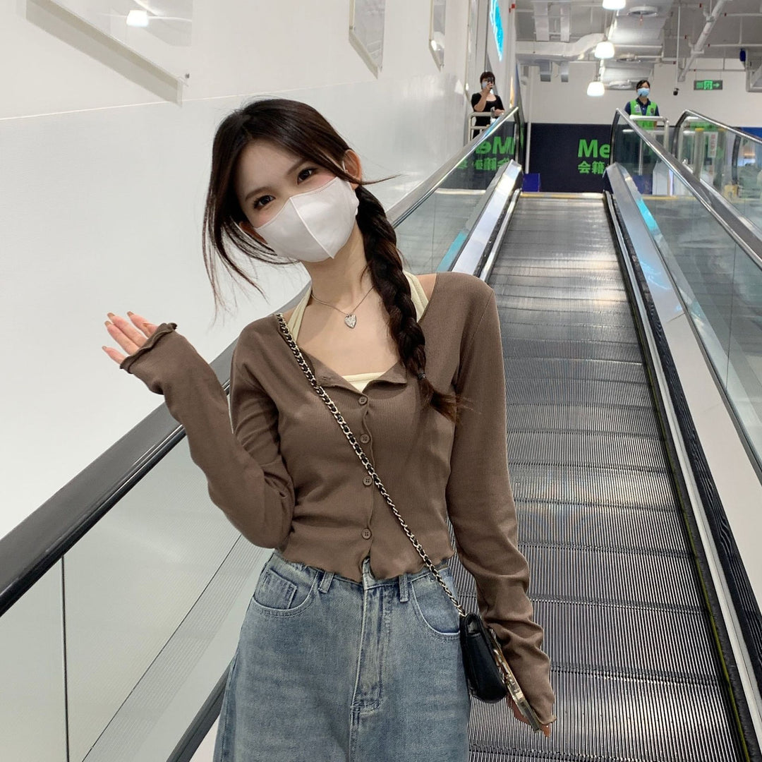 Kvinders langærmet crop top med knaplukning og elegant design