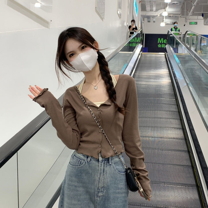 Kvinders langærmet crop top med knaplukning og elegant design