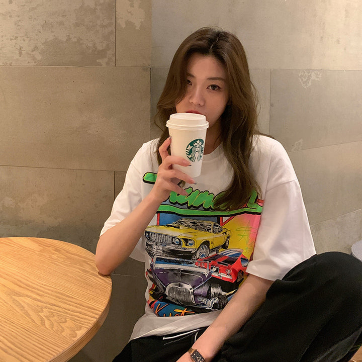 Dame Grafik T-shirt med kreativt automotivdesign og trendy snit Stilla