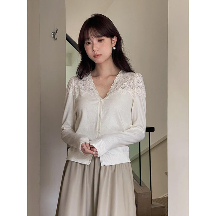 Dame Cardigan med elegante blonder og knaplukning Stilla