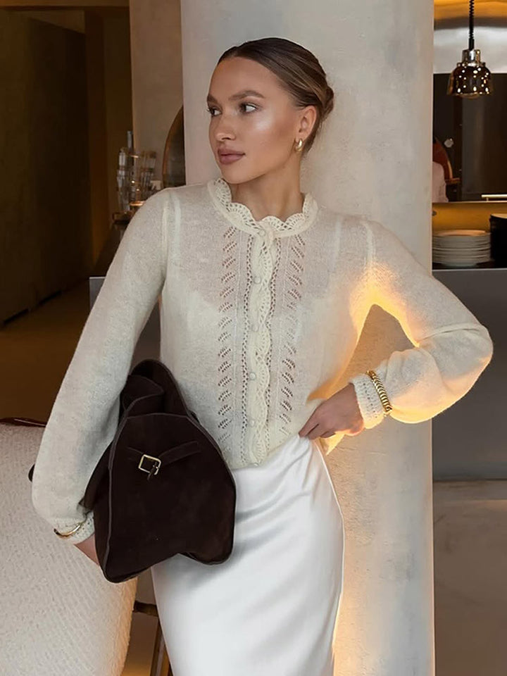 Dame stilfuld strikkebluse med elegante flæsedetaljer Stilla