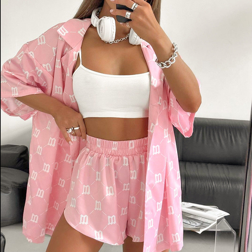Dame afslappet sæt bestående af cropped top og shorts i moderne design med dekorative elementer Stilla