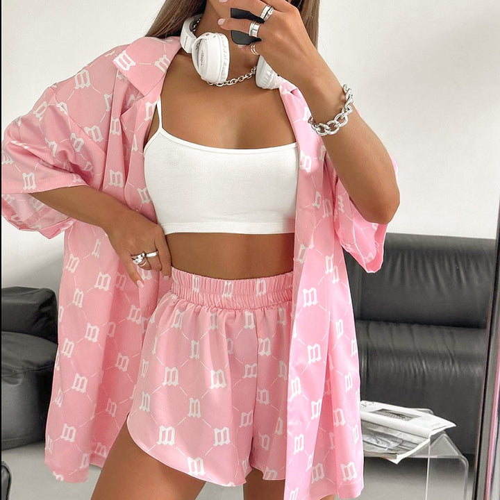 Dame afslappet sæt bestående af cropped top og shorts i moderne design med dekorative elementer Stilla