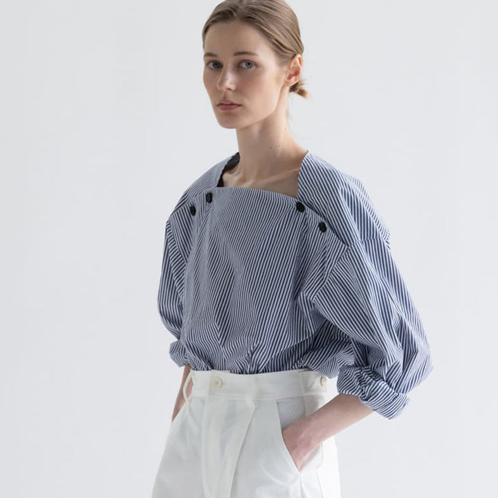 Kvinders fashionable bluse med innovative knapdetaljer Stilla
