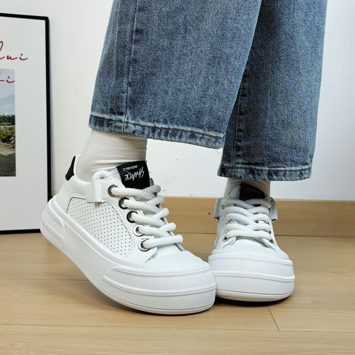 Dame Sneakers i sporty-moderne design med åndbar overfladestruktur og skridsikker sål Stilla