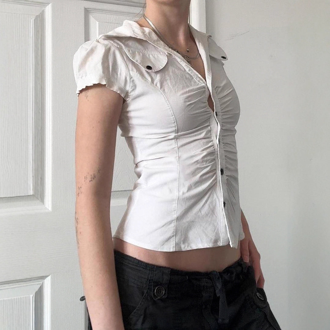 Dame figursyet blusshirt med elegante flæsedetaljer og knaplukning Skovae