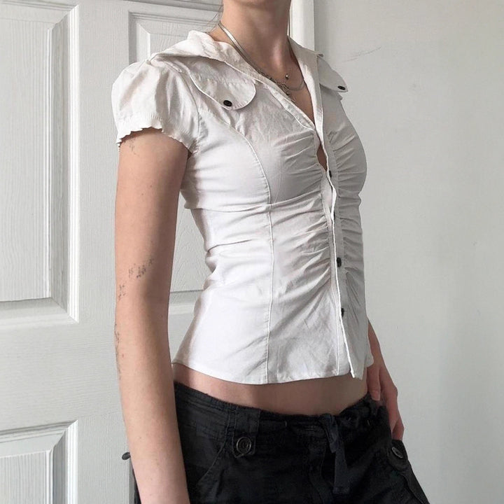 Dame figursyet blusshirt med elegante flæsedetaljer og knaplukning Skovae