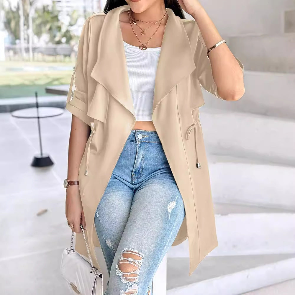 Dame moderigtig trenchcoat med taljerbart design og praktiske lommer Stilla