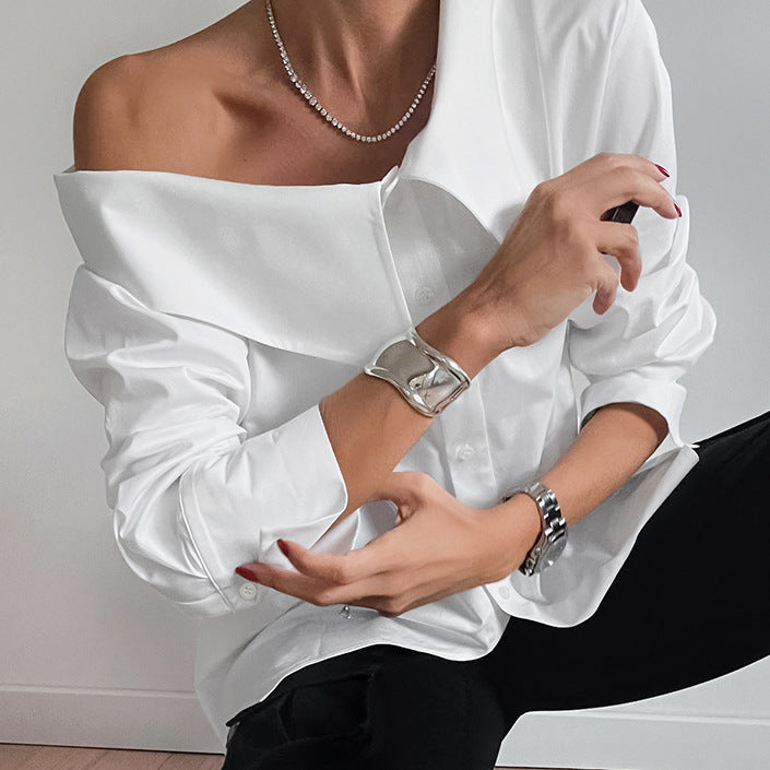 Dame Oversized Skjorte med asymmetrisk Udsnit og voluminøse Ærmer Stilla