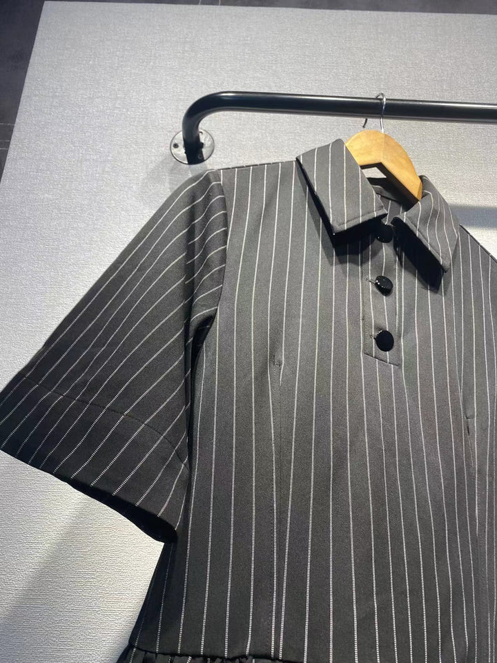 Dame kortærmet kjole med elegant stribedesign og praktiske knapdetaljer Stilla