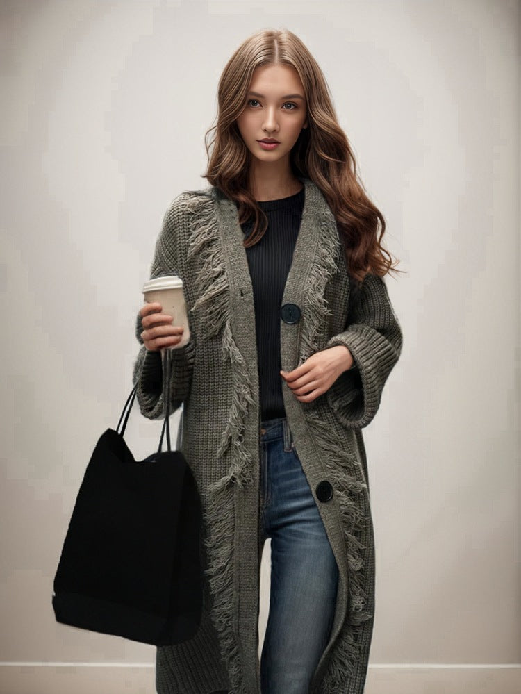 Kvinders chunky strik cardigan med frynse detaljer og stor knap pynt.