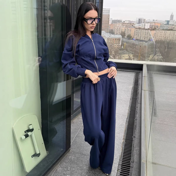 Kvinders afslappede cropped hoodie og brede bukser i urban stil Skovae