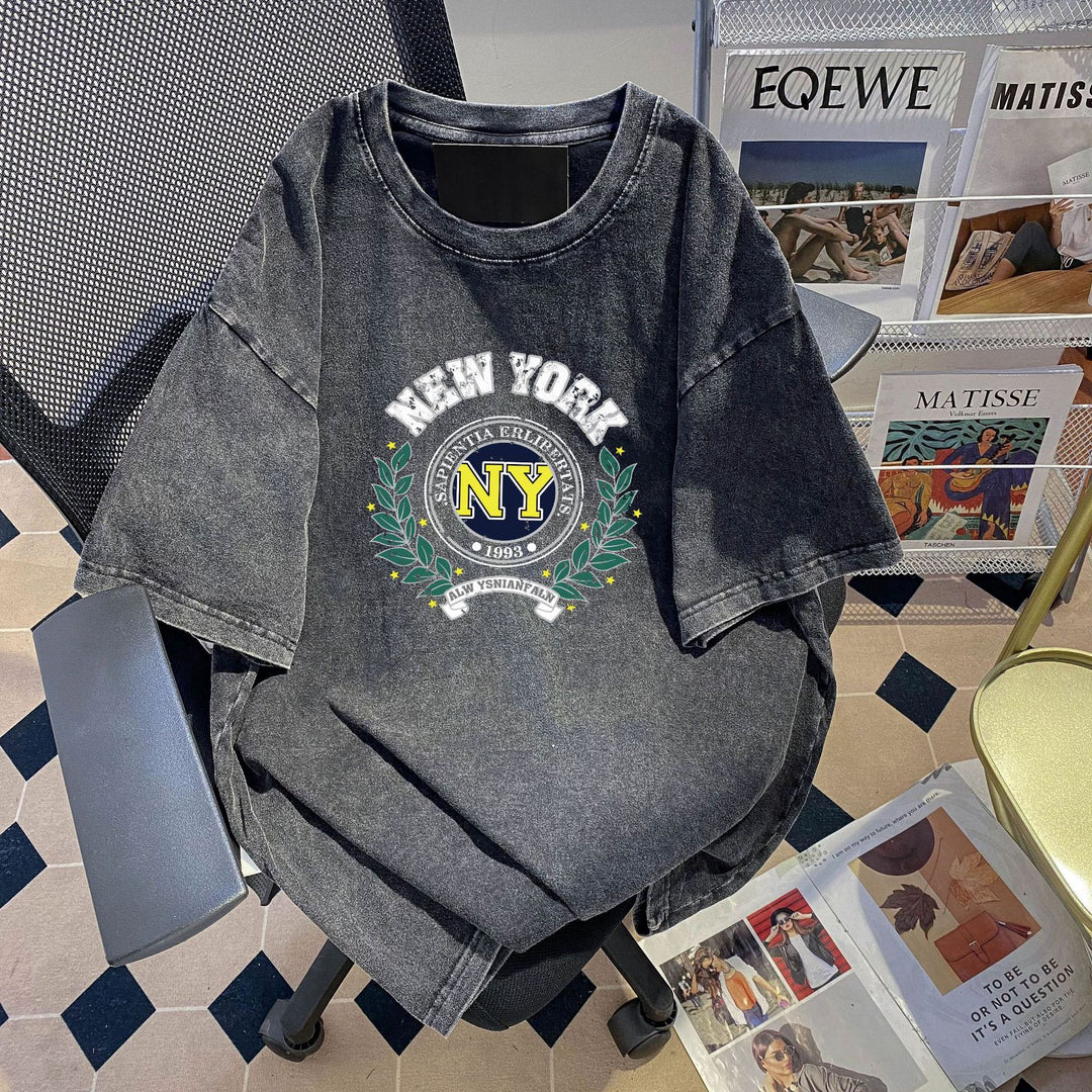 Dame T-shirt med urban New York grafikdesign og afslappet snit Stilla