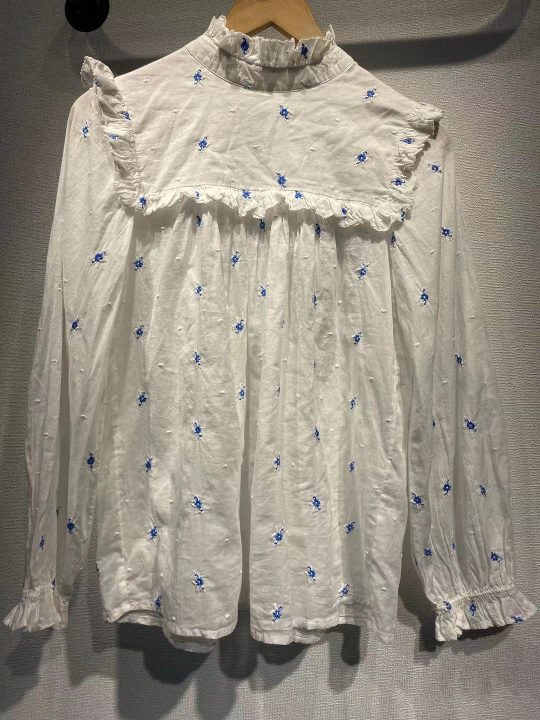 Dame blouse med voluminøse flæsedetaljer og florale broderier Stilla
