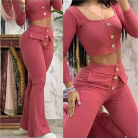 Dame modet cropped top med flared bukser og knapdetaljer Skovae