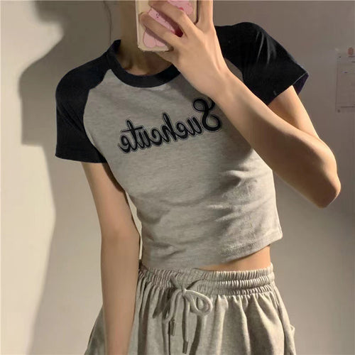Femme Cropped Graphic T-Shirt med Legesyg Tekst Stilla
