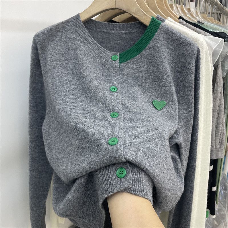 Dame cardigan med kontrasterende detaljer og elegant hjerteapplikation Stilla