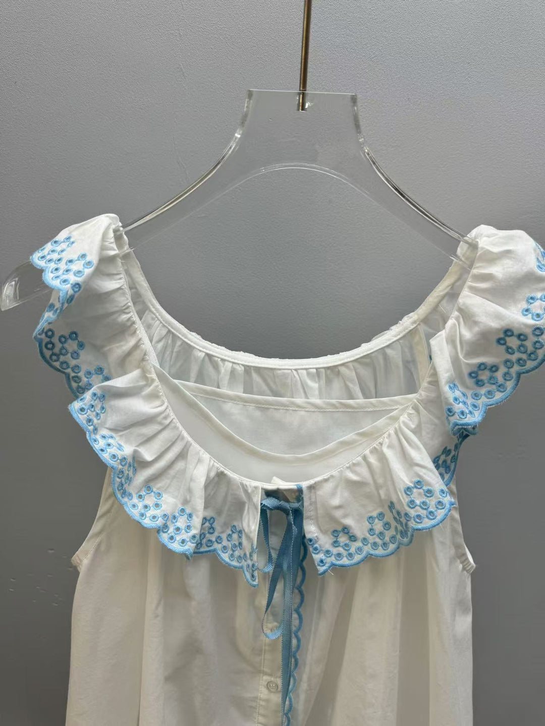 Dame natkjole med legende flæse-design og fine broderier Stilla