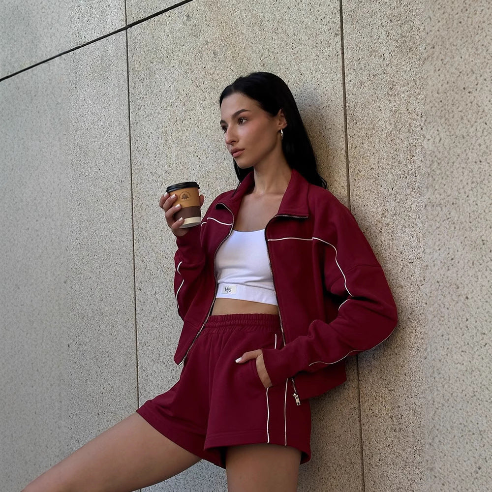 Kvinders sporty sæt lavet af blødt bomuldsstof med cropped top og shorts Skovae