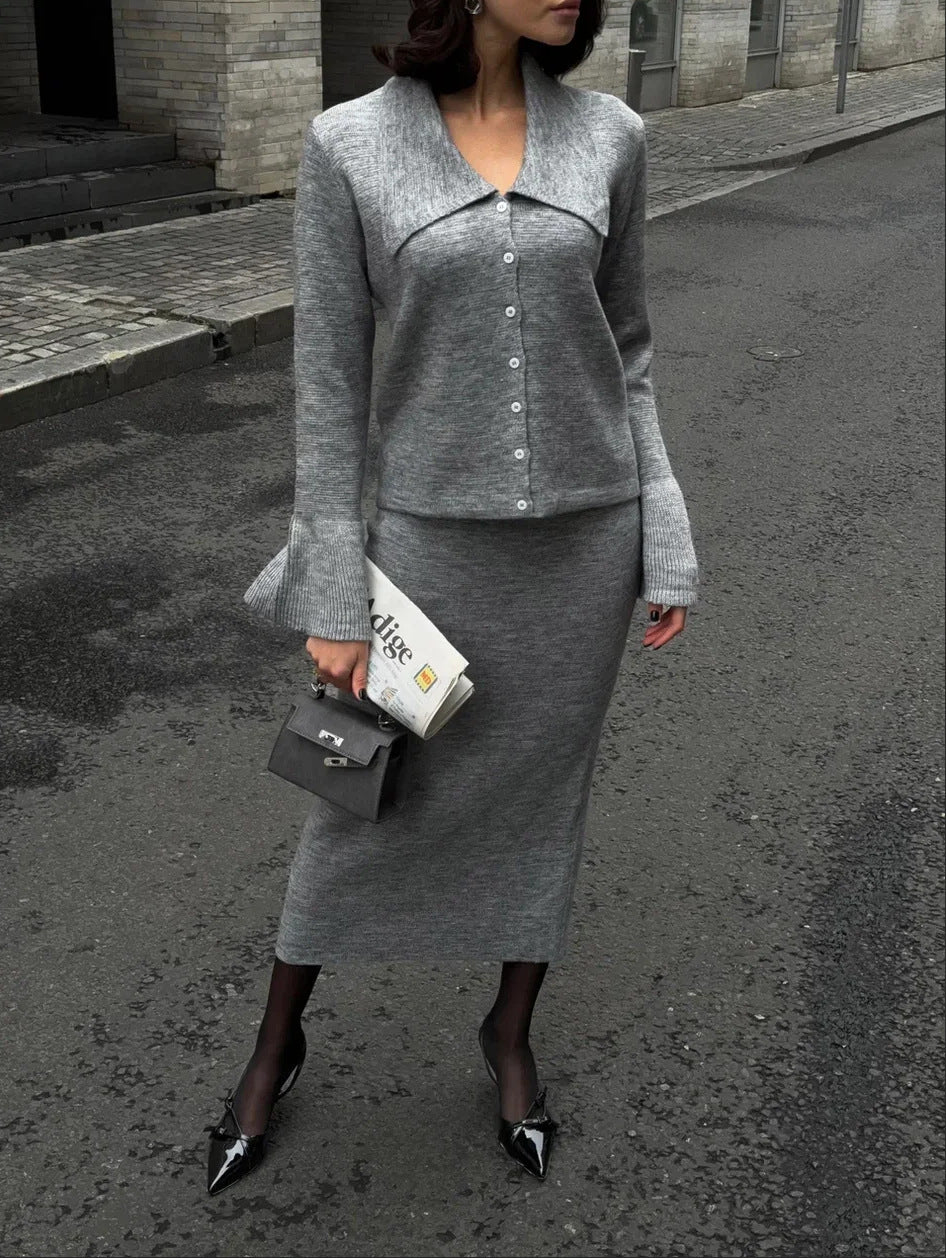Damer strik ensemble med elegante knapdetaljer og bredskåret nederdel Stilla