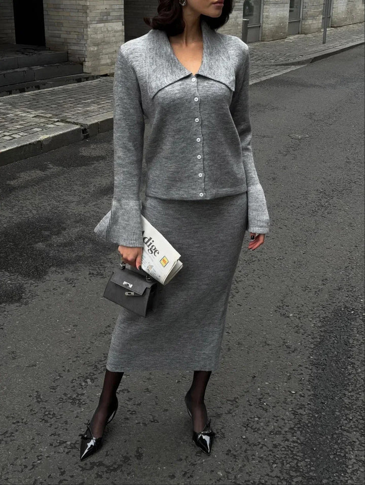 Damer strik ensemble med elegante knapdetaljer og bredskåret nederdel Stilla